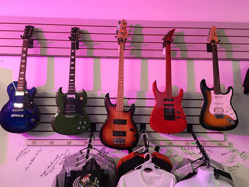 5 Things to Know About the History of the Electric Guitar post Gibson’s robot guitars - 5 Things to Know About the History of the Electric Guitar